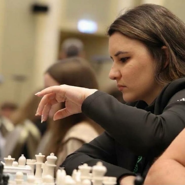 Thauane Medeiros no meio de um lance, em torneio